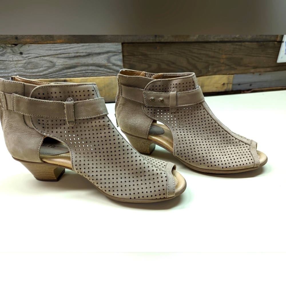 Earth Shoes Intrepid bootie 9.5 taupe tan
